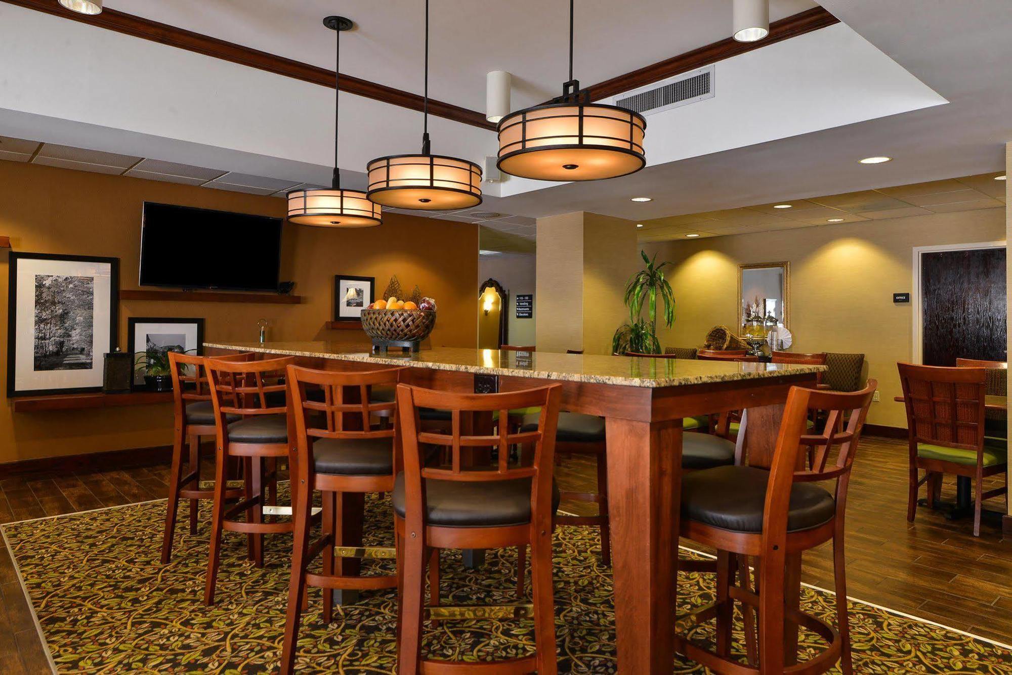 Hampton Inn Greensboro Airport Ngoại thất bức ảnh