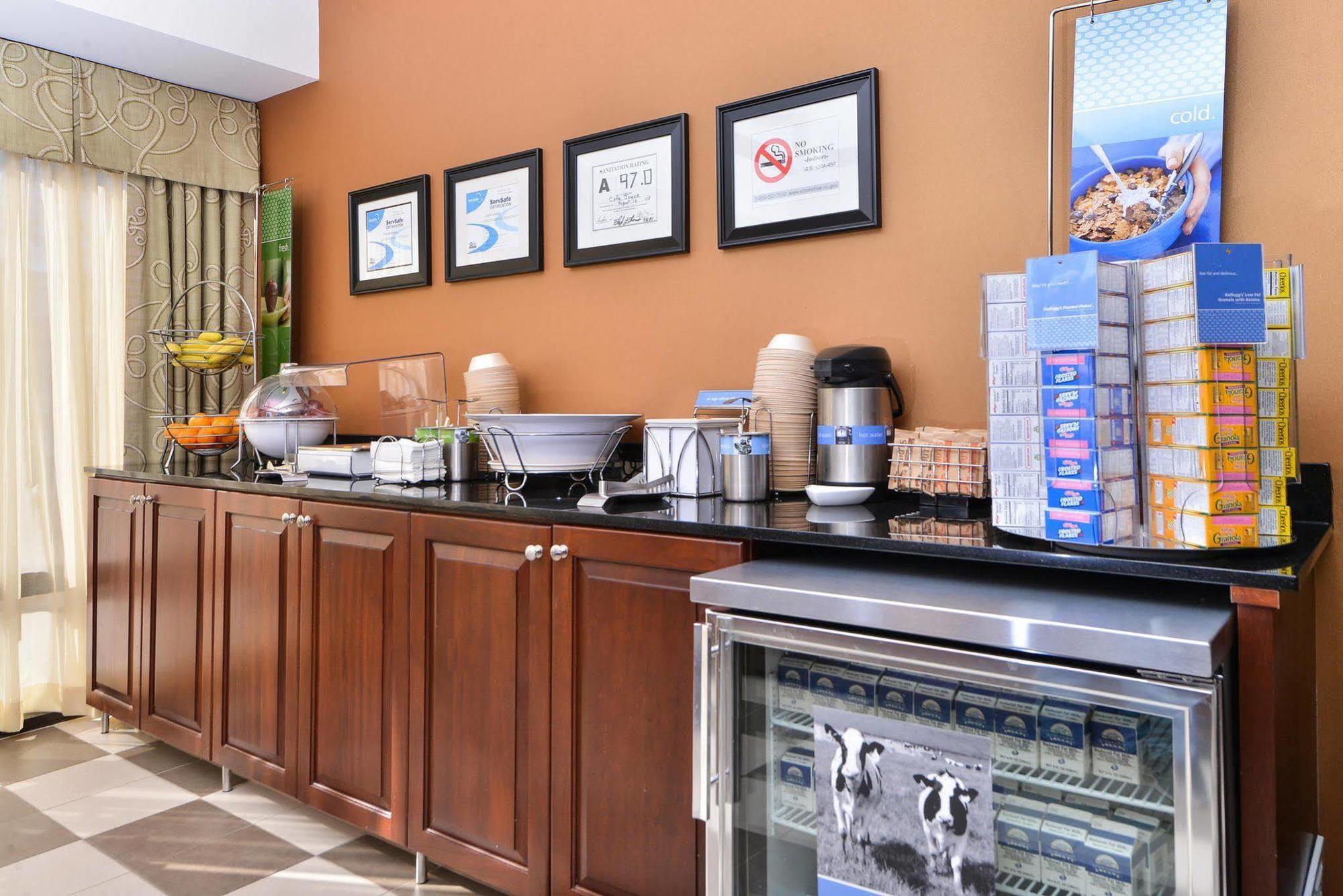 Hampton Inn Greensboro Airport Ngoại thất bức ảnh